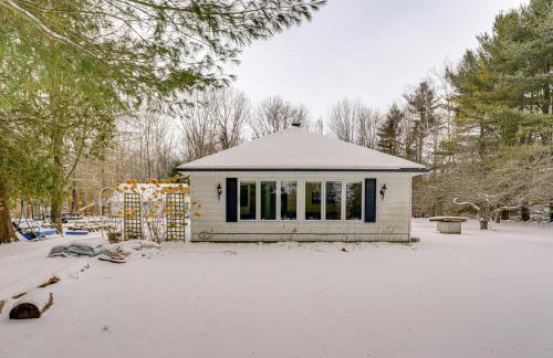 Woodsy & Charming! Applegate Cabin w/ Large Yard - Photo 18