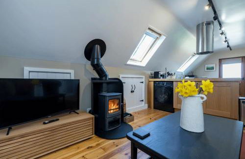 Hayloft with Log Burner and panoramic views - Photo 14