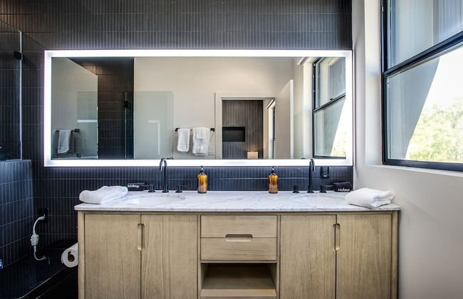 Luxe Modern Escape w Pool Hot Tub Firepit Desert View Lassen by Avantstay - Photo 17