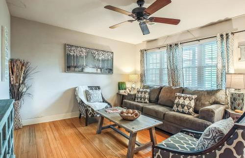 Quiet Plaza Two bedroom 2 Bathroom - Photo 3