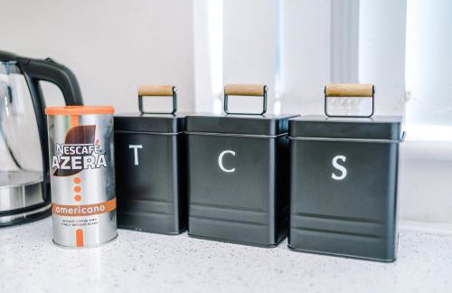 The Lyme Lounge - Contemporary & Stylish 3BR Home - Sleeps 7 with Parking & Wi-Fi - Perfect For Business or Work Stays - By Parydise Properties - Foto 24