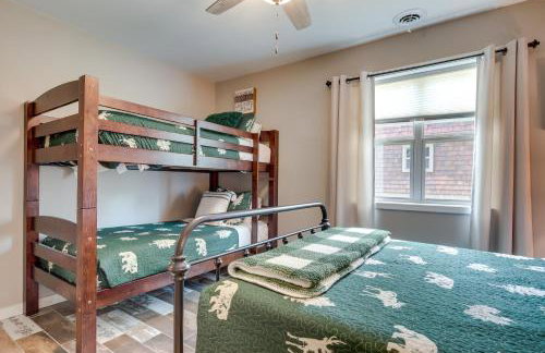 Tranquil Lakefront Cabin Fire Pit, Grill and Patio - Foto 21