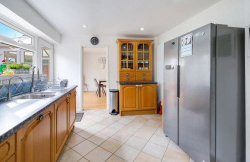 Luxury 5 BDR 2 BA House with Parking in Sandhurst By 360Stays - Photo 11