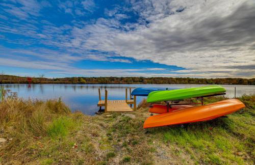 Lakefront Pocono Retreat with Hot Tub and Movie Hub - Foto 2