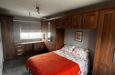 Spacious 3 bed house, garden and parking sleeps 5 - Foto 2