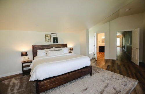 Riverfront Beauty with Pickle Ball Court - Foto 31