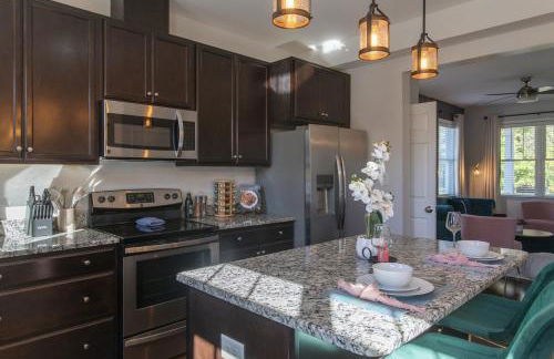 Fam-Biz Friendly 3BD with Fire pit & BBQ - Downtown - Foto 8