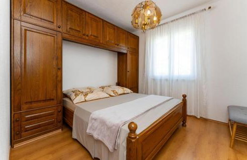 Stunning Apartment In Rtina - Photo 15