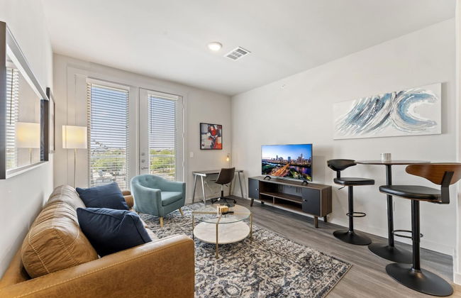 Prime Soco Bright 2BR King Suite w Pool Parking - Foto 1