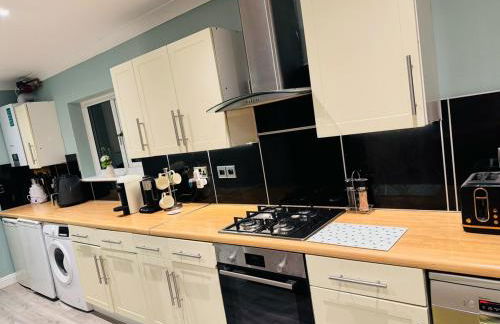 Modern 4BR House with Parking, 8 Mins to Gatwick Airport - Foto 51