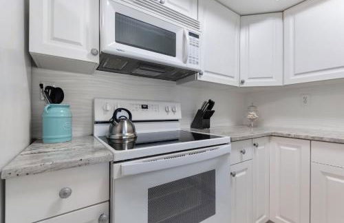 Spacious 3BR Beachfront Condo with Balcony & Parking - Foto 16