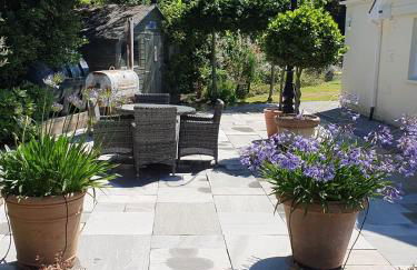 Large private home with small lake and garden - Photo 33