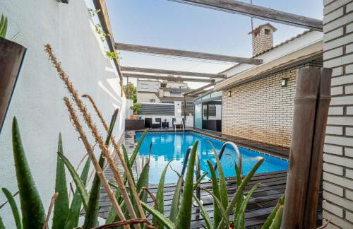 "Charm & Cozy 4BR - 3BA with Pool & Barbecue" - Photo 47