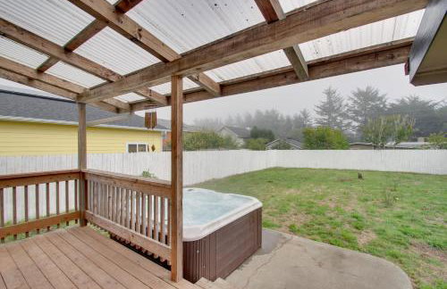 Crescent City Home with Hot Tub Half-Block to Beach - Foto 3