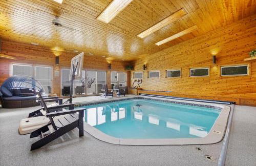6BR Houghton Lake House with Indoor Pool, Hot Tub and Golf Simulator - Photo 46
