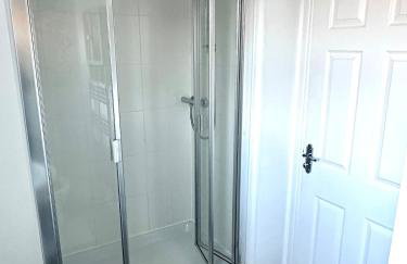 Spacious 5-Bed Detached House, Sleeps 10, Parking - Photo 21