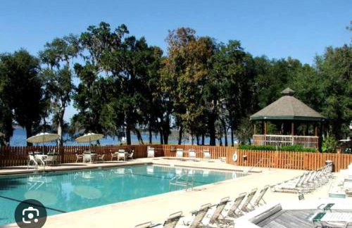 Wonderful Cottage Overlooking the Lake with Porch in Florida - Foto 21