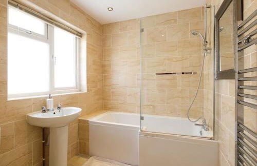 Coastal retreat with stunning sea views - Photo 2