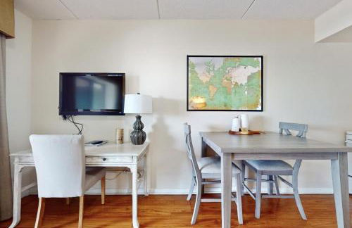 Dog-friendly downtown condo with riverfront balcony - walk to shops & eateries - Foto 8