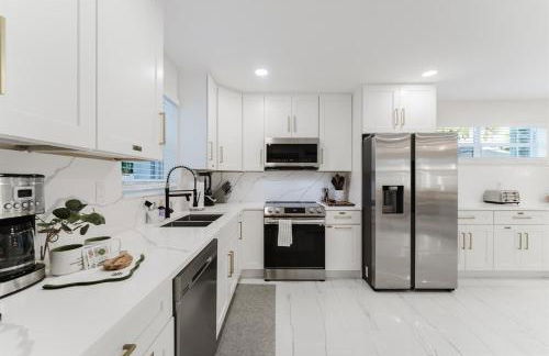 Palms Oasis with Salt Pool Movies Firepit Golf - Photo 28