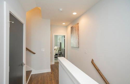 Luxury Townhome Skyline Views Mins To DT - Foto 31