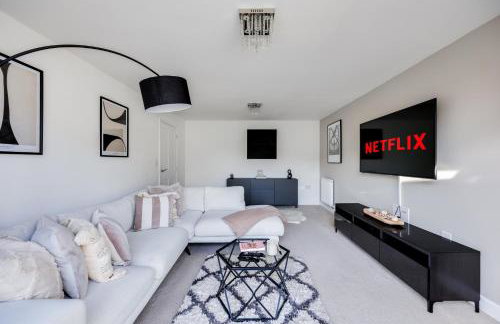 Stunning Detached House with Driveway Parking, Office Room, Self-Check-In, Fast WiFi and Smart TV with Sky and Netflix by Yoko Property - Photo 28