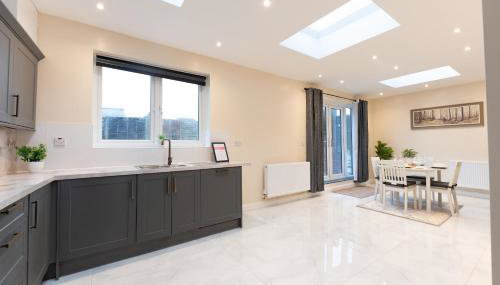 Spacious 4BR Home Walk to Station Parking - Pass the Keys - Foto 3, Other