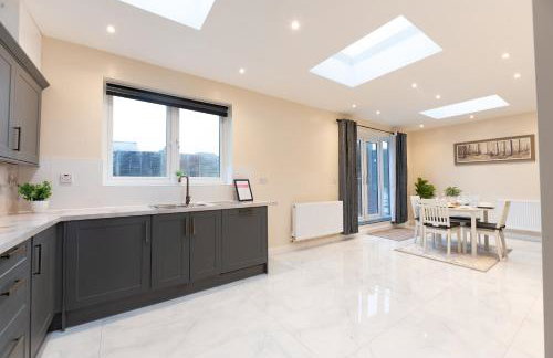 Spacious 4BR Home Walk to Station Parking - Pass the Keys - Foto 3