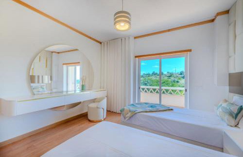 Amazing View With Pool - Photo 14