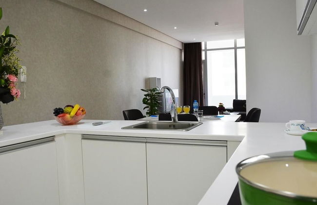 President Waves - Photo 15