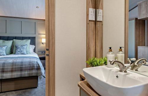 Kingfisher Lodge - Lakeside Lodge With Hot Tub - Foto 22