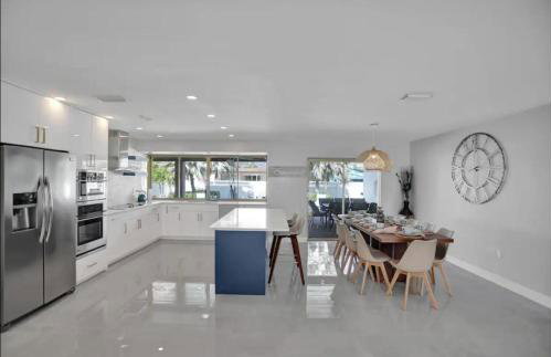 Modern 4 Bedroom -Kosher - Heated Pool - Game Room - Foto 19