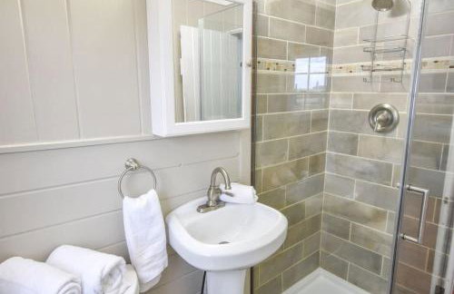 Across from Mayo beach walk to downtown - Foto 7