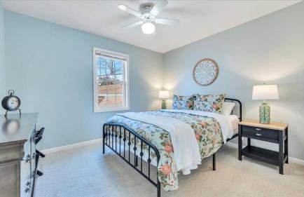 Lakefront 3BR with Dock, Fire Pit, Lawn Games, and Game Room - Foto 17