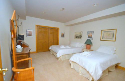 Redbud Keep - Unique Features, Movie Set Decor, Grill, Wifi, Family Friendly, Hiking, Billiard Table, Movie Theater Room, Fireplace, Golfing, View, 2 King Beds - Foto 56