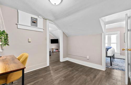 Roomy Central Hub, Games, Fire Pit & Downtown Fun - Foto 19