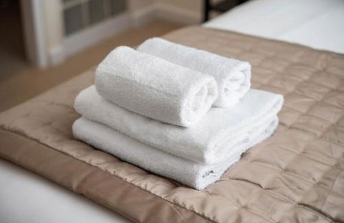 Central 2BR Park Royal Apartment with Balcony and Parking - Photo 16