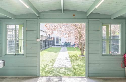 4-Bedroom Seafront House in Southend Sea Views - Pass the Keys - Foto 57