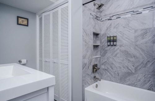 3BR 2BTH Waterfront Vacation Rental on Riverwalk to Downtown McHenry with Pier - Foto 27