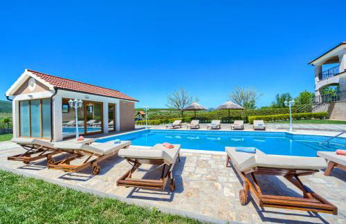 5-Bed Villa with Pool, Jacuzzi & Padel Court - Foto 52