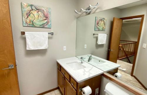 Artsy Home close to USAFA with Fireplace and Patio - Foto 29