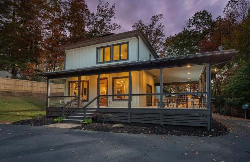 Near Asheville Hot Tub Fire Pit BBQ Sleeps 10 - Foto 1