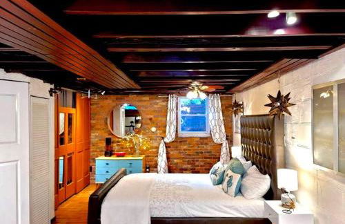 Live in this iconic East Side lower level unit - Foto 1