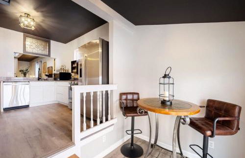 Spacious retreat w private backyard near downtown - Foto 9