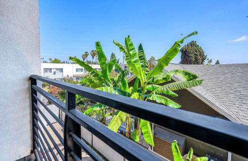 Chic 1 Bedroom Loft with Balcony Hollywood Sign View Free Gated Parking Full Kitchen - Foto 8