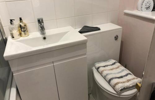 A Home from Home -2 Bed Flat & Free Driveway Parking - Foto 11