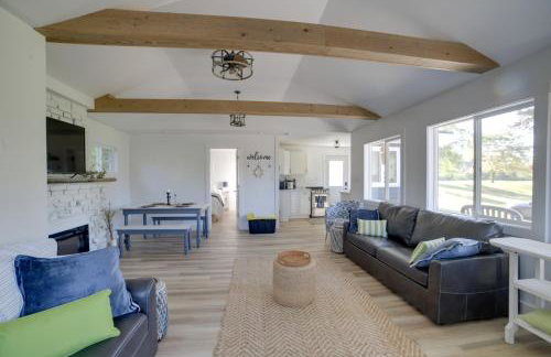 Stylish Grass Lake Retreat - Steps to Park! - Foto 2