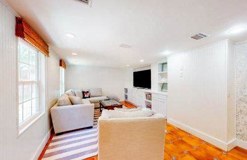 Classic coastal home with game room & private hot tub - walk to beaches - Foto 5