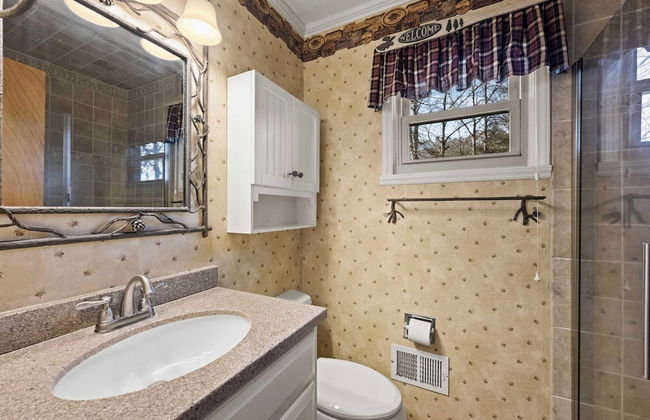 Bear Creek Lodge by Avantstay Lakefront + Dock - Photo 2