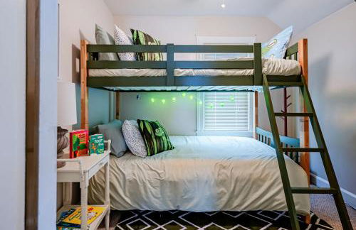 Rachel's Private Hideaway with king bed, kitchen, laundry, parking and big yard - Foto 5